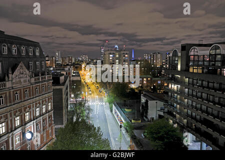 Antenna di alta vista notturna lungo il Golden Lane da un antemurale flat in London EC2Y KATHY DEWITT Foto Stock