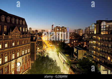 Antenna vista notturna lungo il Golden Lane da un antemurale flat in London EC2Y KATHY DEWITT Foto Stock