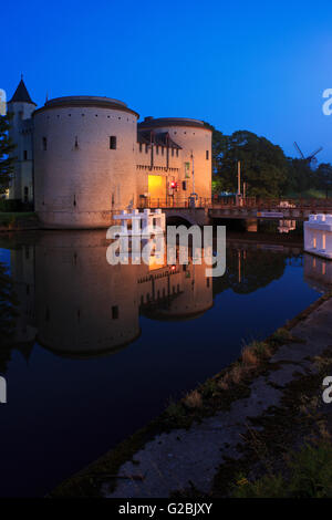 Il medievale Kruispoort Gate (1400) a Bruges, Belgio Foto Stock