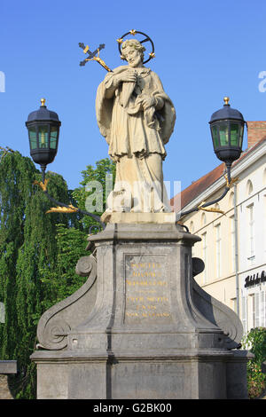 Statua di Giovanni di Nepomuk (1345-1393) a Bruges, Belgio Foto Stock