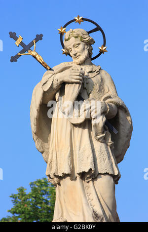 Statua di Giovanni di Nepomuk (1345-1393) a Bruges, Belgio Foto Stock