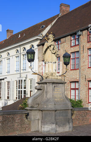 Statua di Giovanni di Nepomuk (1345-1393) a Bruges, Belgio Foto Stock