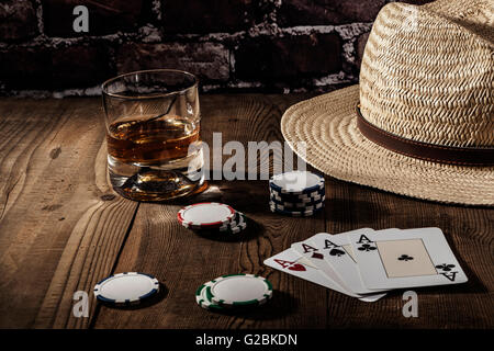 Hat e carte in legno marrone tabella Foto Stock