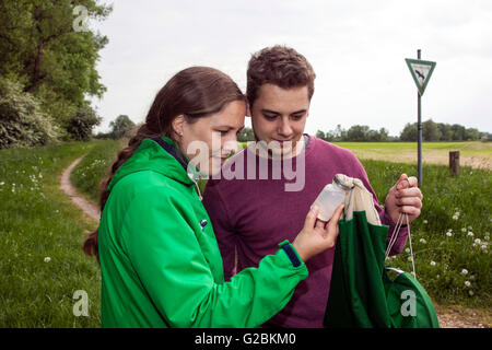 Biologo durante una gita in una riserva naturale in Basso Reno il controllo dei loro campioni d'acqua. Foto Stock