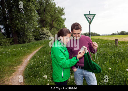 Biologo durante una gita in una riserva naturale in Basso Reno il controllo dei loro campioni d'acqua. Foto Stock