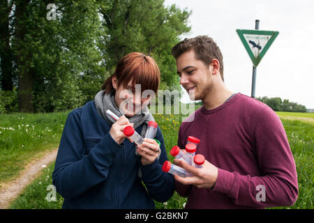 Biologo durante una gita in una riserva naturale in Basso Reno etichettare i loro campioni d'acqua. Foto Stock