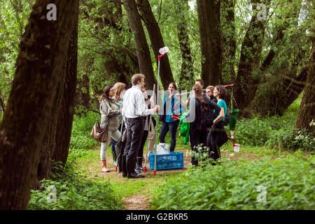 Il prof. Il Dr. Jens Boenigk e biologi durante una gita in una zona di conservazione sul Basso Reno. Foto Stock