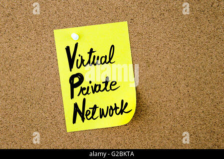 Business VPN Acronimo di Virtual Private Network scritta su carta gialla nota appuntata sulla bacheca di sughero con la puntina bianca Foto Stock