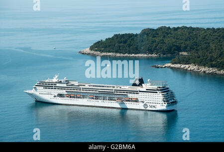 L'ISOLA DI LOKRUM vicino a Dubrovnik Croazia la nave da crociera MSC Sinfonia al di ancoraggio fuori isola di Lokrum nel mare Adriatico Foto Stock