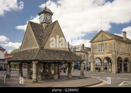 La Buttercross e il Municipio in piazza del mercato di Witney, nell'Oxfordshire Foto Stock