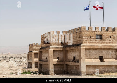 Una vista del vecchio edificio con bandiere su di esso Foto Stock