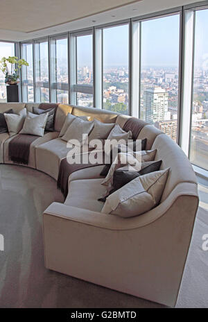 Interno di un piatto sul35th piano della torre, un lusso sviluppo residenziale alla Vauxhall, Londra, Regno Unito. Foto Stock