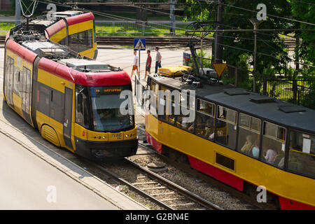 Vista aerea del tram il 23 maggio 2016 a Varsavia in Polonia. Pesa 120Na Swing e 105Na tipi di tram su 11 Listopada street. Foto Stock