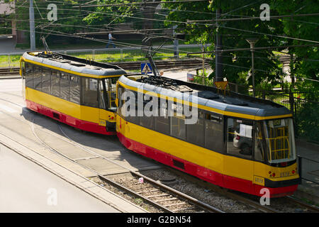 Vista aerea del tram il 23 maggio 2016 a Varsavia in Polonia. 123N Tipo di tram in esecuzione su 11 Listopada street a Varsavia. Foto Stock