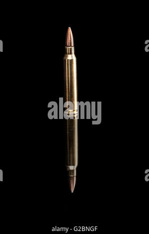 Bullet isolati su sfondo nero con riflessione Foto Stock