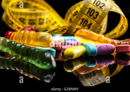 Pills isolati su sfondo nero con la riflessione Foto Stock