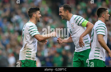 Repubblica di Irlanda Shane lungo (sinistra) punteggio celebra il suo lato del primo obiettivo con Giovanni O'Shea durante l'amichevole internazionale all'Aviva Stadium, Dublino, Irlanda. Foto Stock