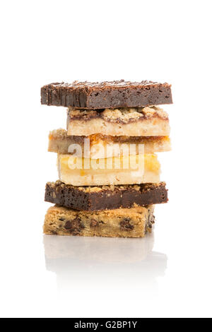 Una pila di biscotti, bar e brownies impilati su uno sfondo bianco. Foto Stock