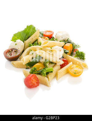 Penne insalata di pasta con pomodori ciliegia, broccoli e mozzarella palle su uno sfondo bianco. Foto Stock