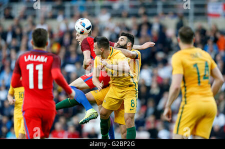 Australia Bailey Wright e Mile Jedinak (destra) battaglia per la sfera con l'Inghilterra del John sassi durante l'amichevole internazionale presso lo stadio di luce, Sunderland. Foto Stock