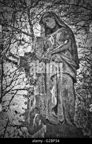 Danneggiato e caduti antiche tombe e lapidi in un antico sepolcreto Foto Stock