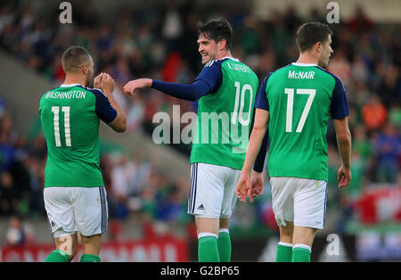 In Irlanda del Nord la Conor Washington (sinistra) festeggia con il compagno di squadra Kyle Lafferty (centro) dopo aver segnato il suo lato del secondo obiettivo durante l'amichevole internazionale al Windsor Park di Belfast. Foto Stock