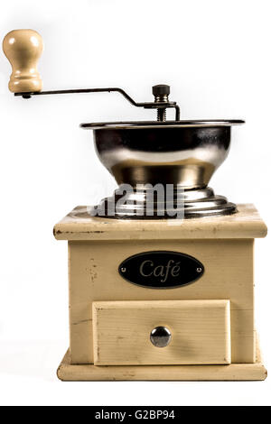 Vecchio manuale in legno macinino da caffè su sfondo bianco Foto Stock