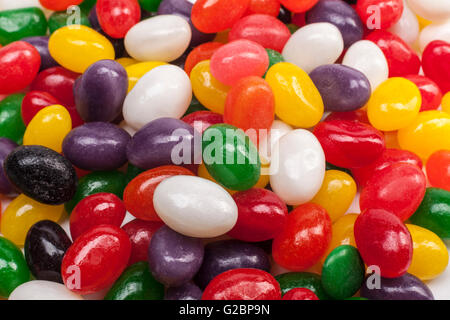 Un sacco di caramelle colorate sul mio tavolo Foto Stock