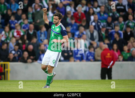 In Irlanda del Nord la sarà Grigg durante l'amichevole internazionale al Windsor Park di Belfast. Foto Stock