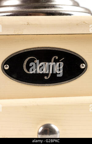 Vecchio manuale in legno macinino da caffè close-up su sfondo bianco Foto Stock