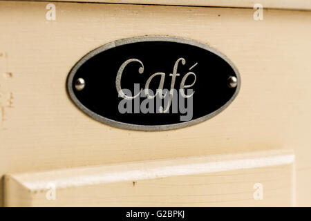 Vecchio manuale in legno macinino da caffè close-up su sfondo bianco Foto Stock