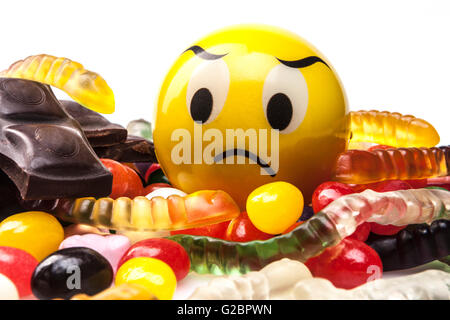 Dolci e emoticon isolati su sfondo bianco Foto Stock