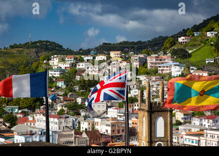 Bandiere provenienti dalla Francia, dalla Gran Bretagna e Grenada volare da Fort George su St Andrews Presbyterian Church e la città di St. Georges, Grenada Foto Stock