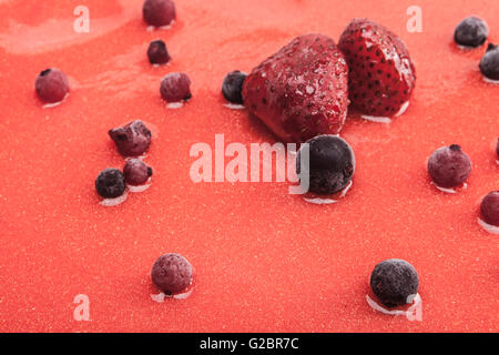 Le fragole Torta dolce con smalto rosso e glitter Foto Stock