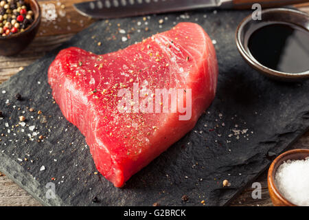 Raw Rosa organico bistecca di tonno con sale e pepe Foto Stock