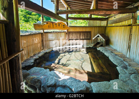 Uno dei rotenburo bagni all'aperto a Yarimikan ryokan in Gifu, Giappone Foto Stock