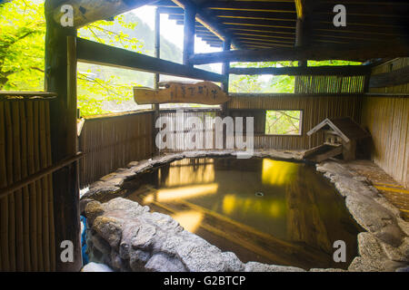 Uno dei rotenburo bagni all'aperto a Yarimikan ryokan in Gifu, Giappone Foto Stock