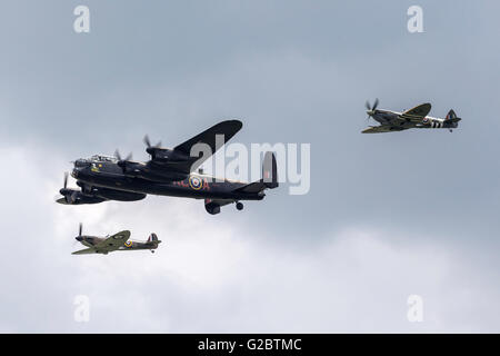 Avro Lancaster II Guerra Mondiale di bombardieri pesanti dalla Royal Air Force Battle of Britain Memorial Flight in base a RAF Coningsby Foto Stock