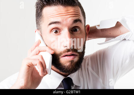 Imprenditore sorpreso su un telefono cellulare Foto Stock