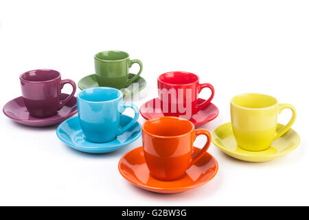 Colorate tazze di caffè isolato su sfondo bianco Foto Stock