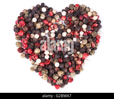 Pepe di colore misto di spezie a forma di cuore ad isolati su sfondo bianco Foto Stock