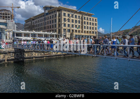 Il ponte girevole al Victoria and Alfred Waterfront District links La Alfred e Victoria bacino Foto Stock