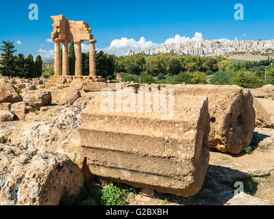 Due grandi colonne nella Valle dei Templi di Agrigento; il tempio dei Dioscuri in background Foto Stock