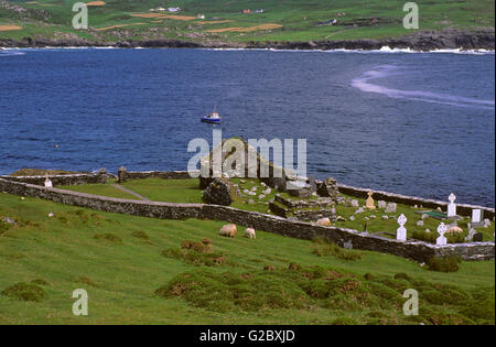 Piccolo cimitero e i resti di una antica chiesa in Dursey Island, nella contea di Cork e sullo sfondo la penisola di Beara, Irlanda Foto Stock
