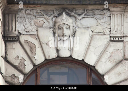 Mascheroni allegorici dedicato alle ferrovie cinesi in un edificio Art Nouveau della principale stazione ferroviaria di Praga, Repubblica Ceca Repu Foto Stock