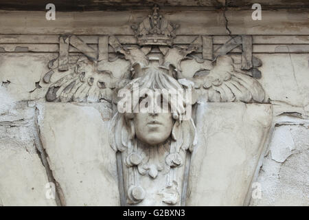 Mascheroni allegorici dedicato alle Ferrovie austriache in un edificio Art Nouveau della principale stazione ferroviaria di Praga, Repubblica Ceca Foto Stock
