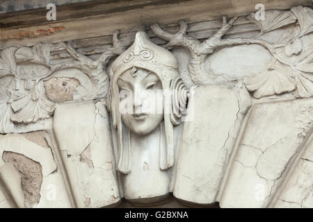 Mascheroni allegorici dedicato alle ferrovie cinesi in un edificio Art Nouveau della principale stazione ferroviaria di Praga, Repubblica Ceca Repu Foto Stock