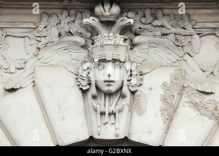 Mascheroni allegorici dedicato alle Ferrovie Russe in un edificio Art Nouveau della principale stazione ferroviaria di Praga, Repubblica Ceca Repu Foto Stock