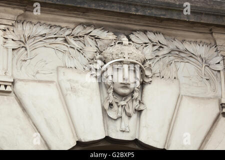 Mascheroni allegorici dedicato alle ferrovie europee su un edificio Art Nouveau della principale stazione ferroviaria di Praga, Repubblica Ceca Foto Stock