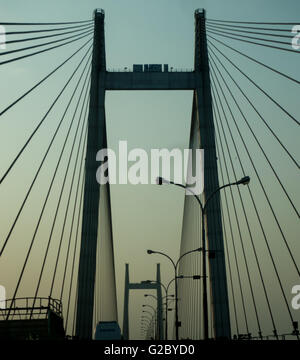 Guardando verso l'alto la meraviglia di ingegneria di Vidyasagar Setu (seconda quella di Howrah Bridge). Un punto di riferimento sospensione ponte in Kolkata India. Foto Stock